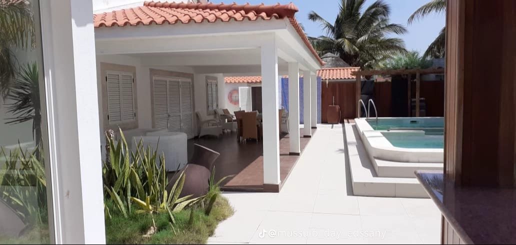Vivenda T6 casa branca